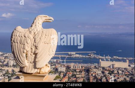 Die Statue des Adlers am Zaun im Bahai-Garten mit Blick auf die israelische Stadt Haifa, den Hafen und das Mittelmeer. Stockfoto