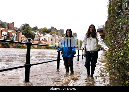 Menschen gehen durch Hochwasser, wenn der River Wear seine Ufer platzt und Überschwemmungen bei River Wear, Durham, Großbritannien, 29. Oktober 2023 (Foto: Martin Hurton/News Images) Stockfoto