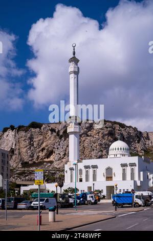 Die Ibrahim-al-Ibrahim-Moschee, auch bekannt als König-Fahd-bin-Abdulaziz-al-Saud-Moschee oder Moschee des Hüters der beiden Heiligen Moscheen, Gibraltar. Stockfoto