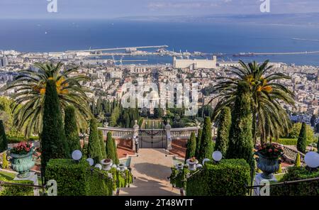 Die Bahai Gärten und der Schrein des Bab über der israelischen Stadt Haifa, Marinehafen, Innenstadt und Mittelmeer. Die Bahai Gärten und der Schrein von t Stockfoto