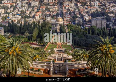 Das Foto der Bahai-Gärten und des Schreins des Bab über der israelischen Stadt Haifa. Stockfoto