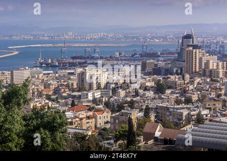 Der Panoramablick auf den Marinehafen, die Innenstadt, Verwaltungsgebäude und das Mittelmeer in Haifa, Nord-Israel. Stockfoto