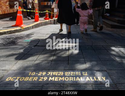 Seoul, Südkorea. Oktober 2023. Die Trauernden sahen die Gasse, in der sich die Menschenmassen im Unterhaltungsviertel Itaewon, Seoul, aufhielten. Der Massen-Crush-Vorfall im Vergnügungsviertel Itaewon in Seoul während des Halloween-Festivals am 29. Oktober 2022, bei dem 159 Menschen getötet und 196 verletzt wurden. Quelle: SOPA Images Limited/Alamy Live News Stockfoto