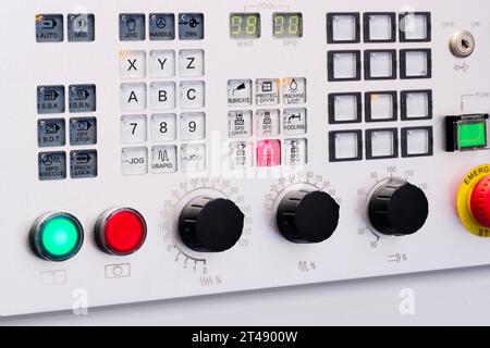 CNC-Fernbedienung an der Maschine. Programmierbare Fräsmaschine. Programmierbare Maschine mit digitaler Steuerung. Fräsindustrie. CNC-Technologie. Industrieausrüstung Stockfoto