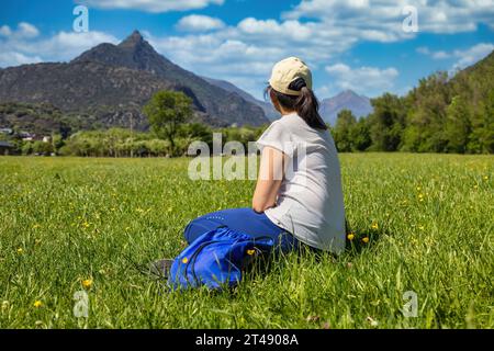 Schöne Berglandschaft der Pyrenäen, Sant Maurici und Augestortes, eine Frau, die in der Nähe des Sees sitzt, Spanien, Katalonien. Stockfoto