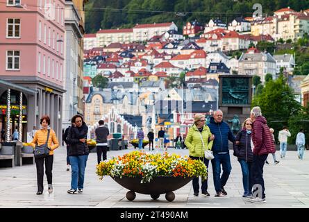 Bergen, Norwegen, 23. Juni 2023: Torgallmenningen ist eine Fußgängerzone im Zentrum von Bergen, gefüllt mit Restaurants, Cafés und Geschäften und der Lage Stockfoto