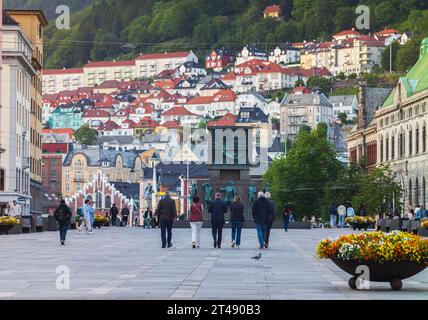 Bergen, Norwegen, 23. Juni 2023: Torgallmenningen ist eine Fußgängerzone im Zentrum von Bergen, gefüllt mit Restaurants, Cafés und Geschäften und der Lage Stockfoto