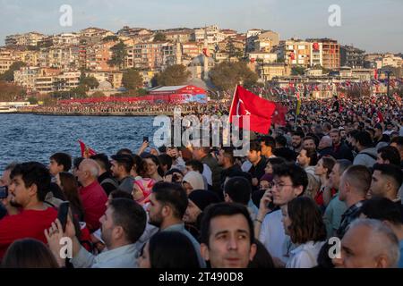 Istanbul, Turkiye. 29. Oktober 2023: Menschenmassen an der Uskudar-Küste nahmen an den Feierlichkeiten zum Tag der Republik Teil anlässlich des 100. Jahrestages der Republik organisierte die türkische Marine am 29. Oktober 2023 mit 100 Schiffen die größte offizielle Parade der türkischen Geschichte im Bosporus in Istanbul. In der Parade mit dem Namen "100 Schiffe im 100. Jahr", TCG Anadolu, TCG Nusret, sowie 11 Fregatten, 10 U-Boote, 4 Korvetten, 4 Patrouillenschiffe, 17 Angriffsboote, 8 Minenjagdschiffe, 5 Treibstoffschiffe, 6 amphibische Landungsschiffe. Quelle: ZUMA Press, Inc./Alamy Live News Stockfoto