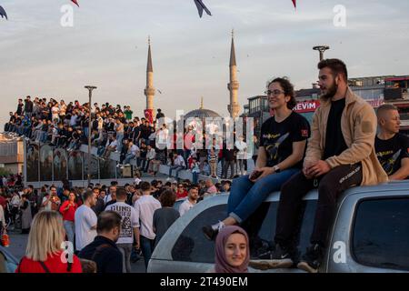 Istanbul, Turkiye. 29. Oktober 2023: Menschenmassen an der Uskudar-Küste nahmen an den Feierlichkeiten zum Tag der Republik Teil anlässlich des 100. Jahrestages der Republik organisierte die türkische Marine am 29. Oktober 2023 mit 100 Schiffen die größte offizielle Parade der türkischen Geschichte im Bosporus in Istanbul. In der Parade mit dem Namen "100 Schiffe im 100. Jahr", TCG Anadolu, TCG Nusret, sowie 11 Fregatten, 10 U-Boote, 4 Korvetten, 4 Patrouillenschiffe, 17 Angriffsboote, 8 Minenjagdschiffe, 5 Treibstoffschiffe, 6 amphibische Landungsschiffe. Quelle: ZUMA Press, Inc./Alamy Live News Stockfoto