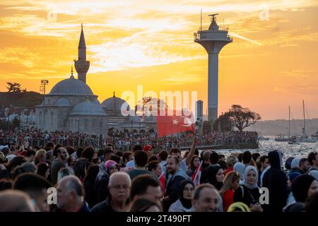 Istanbul, Turkiye. 29. Oktober 2023: Menschenmassen an der Uskudar-Küste nahmen an den Feierlichkeiten zum Tag der Republik Teil anlässlich des 100. Jahrestages der Republik organisierte die türkische Marine am 29. Oktober 2023 mit 100 Schiffen die größte offizielle Parade der türkischen Geschichte im Bosporus in Istanbul. In der Parade mit dem Namen "100 Schiffe im 100. Jahr", TCG Anadolu, TCG Nusret, sowie 11 Fregatten, 10 U-Boote, 4 Korvetten, 4 Patrouillenschiffe, 17 Angriffsboote, 8 Minenjagdschiffe, 5 Treibstoffschiffe, 6 amphibische Landungsschiffe. Quelle: ZUMA Press, Inc./Alamy Live News Stockfoto