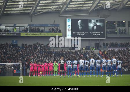 Brighton und Hove, Großbritannien. Oktober 2023. Ein Minuten Applaus zum Gedenken an Sir Bobby Charlton und Bill Kenwright CBE während des Premier League-Spiels zwischen Brighton und Hove Albion und Fulham im American Express Community Stadium, Brighton und Hove, England am 29. Oktober 2023. Foto von Ken Sparks. Nur redaktionelle Verwendung, Lizenz für kommerzielle Nutzung erforderlich. Keine Verwendung bei Wetten, Spielen oder Publikationen eines einzelnen Clubs/einer Liga/eines Spielers. Quelle: UK Sports Pics Ltd/Alamy Live News Stockfoto