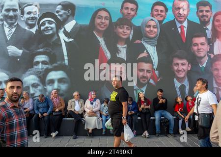 Istanbul, Turkiye. 29. Oktober 2023: Menschenmassen an der Uskudar-Küste nahmen an den Feierlichkeiten zum Tag der Republik Teil anlässlich des 100. Jahrestages der Republik organisierte die türkische Marine am 29. Oktober 2023 mit 100 Schiffen die größte offizielle Parade der türkischen Geschichte im Bosporus in Istanbul. In der Parade mit dem Namen "100 Schiffe im 100. Jahr", TCG Anadolu, TCG Nusret, sowie 11 Fregatten, 10 U-Boote, 4 Korvetten, 4 Patrouillenschiffe, 17 Angriffsboote, 8 Minenjagdschiffe, 5 Treibstoffschiffe, 6 amphibische Landungsschiffe. Quelle: ZUMA Press, Inc./Alamy Live News Stockfoto