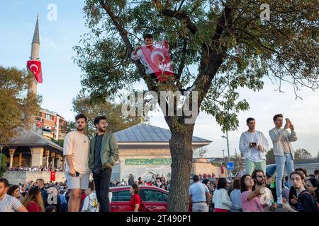 Istanbul, Turkiye. 29. Oktober 2023: Menschenmassen an der Uskudar-Küste nahmen an den Feierlichkeiten zum Tag der Republik Teil anlässlich des 100. Jahrestages der Republik organisierte die türkische Marine am 29. Oktober 2023 mit 100 Schiffen die größte offizielle Parade der türkischen Geschichte im Bosporus in Istanbul. In der Parade mit dem Namen "100 Schiffe im 100. Jahr", TCG Anadolu, TCG Nusret, sowie 11 Fregatten, 10 U-Boote, 4 Korvetten, 4 Patrouillenschiffe, 17 Angriffsboote, 8 Minenjagdschiffe, 5 Treibstoffschiffe, 6 amphibische Landungsschiffe. Quelle: ZUMA Press, Inc./Alamy Live News Stockfoto