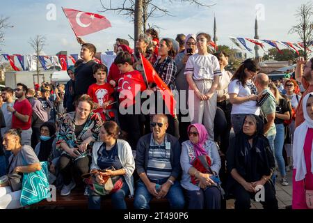 Istanbul, Turkiye. 29. Oktober 2023: Menschenmassen an der Uskudar-Küste nahmen an den Feierlichkeiten zum Tag der Republik Teil anlässlich des 100. Jahrestages der Republik organisierte die türkische Marine am 29. Oktober 2023 mit 100 Schiffen die größte offizielle Parade der türkischen Geschichte im Bosporus in Istanbul. In der Parade mit dem Namen "100 Schiffe im 100. Jahr", TCG Anadolu, TCG Nusret, sowie 11 Fregatten, 10 U-Boote, 4 Korvetten, 4 Patrouillenschiffe, 17 Angriffsboote, 8 Minenjagdschiffe, 5 Treibstoffschiffe, 6 amphibische Landungsschiffe. Quelle: ZUMA Press, Inc./Alamy Live News Stockfoto