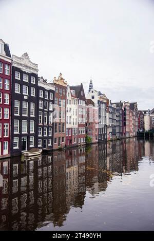 Die berühmten Damrak Canal Häuser in Amsterdam Stockfoto