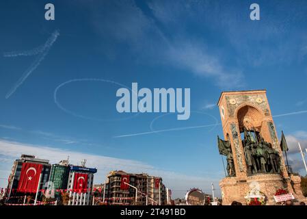 Istanbul, Türkei. 29. Oktober 2023 Flugzeuge schreiben die Nummer 100 am Himmel über dem Mustafa Kemal Atatürk Denkmal der Republik zum 100. Jahrestag Stockfoto