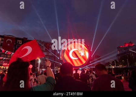 Istanbul, Türkei. Am 29. Oktober 2023 feiern die Menschenmassen auf dem Taksim-Platz in Istanbul den 100. Jahrestag der Gründung der Republik Türkei Stockfoto