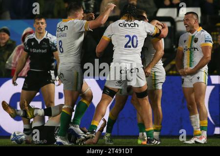 Newcastle, Großbritannien. Oktober 2023. Die Spieler der Northampton Saints feiern in voller Zeit während des Gallagher Premiership-Spiels zwischen den Newcastle Falcons und den Northampton Saints im Kingston Park, Newcastle am Sonntag, den 29. Oktober 2023. (Foto: Michael Driver | MI News) Credit: MI News & Sport /Alamy Live News Stockfoto