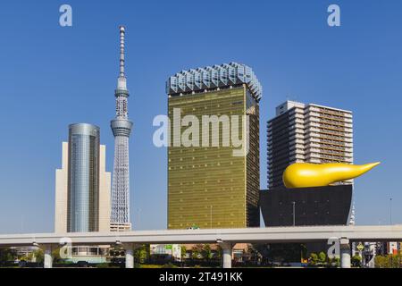 Tokio, Japan - 9. April 2023: Skyline von Sumida in Tokio. Zu sehen sind das Sumida City Office, Tokyo skytree und die Asahi Bierhalle. Stockfoto