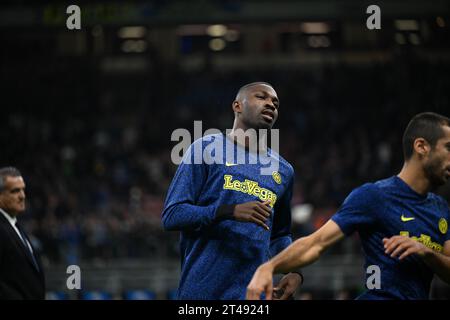 Mailand, Italien. Oktober 2023. Marcus Thuram vom FC Inter wärmt sich vor dem Fußballspiel der italienischen Serie A zwischen dem Inter FC Internazionale und AS Roma am 29. Oktober 2023 im Stadion Giuseppe Meazza San Siro Siro in Mailand auf. Foto Tiziano Ballabio Credit: Tiziano Ballabio/Alamy Live News Stockfoto