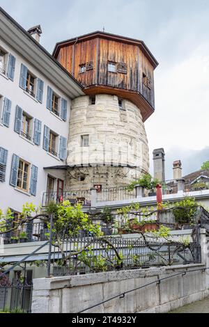 Biel Bienne, Schweiz - 16. Mai 2023: Rathaus und Brunnen in der Altstadt des Dorfes Biel Bienne, Kanton Bern in der Schweiz bei bewölktem Tag Stockfoto
