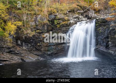 Die Fälle von Falloch am Fluss Falloch, nördlich von Loch Lomond, im Loch Lomond und im Trossachs-Nationalpark in den schottischen Highlands. Stockfoto