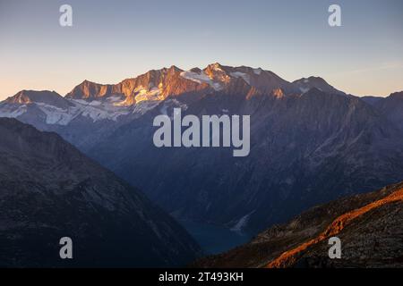 Bei Sonnenaufgang Blick auf die Hochfeiler (Gran Pilastro). Schlegeis-See. Zillertaler Alpen. Tirol. Österreich. Europa. Stockfoto