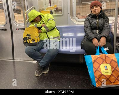 Wochenendfahrt in der New Yorker U-Bahn am Sonntag, 22. Oktober 2023. (© Frances M. Roberts) Stockfoto