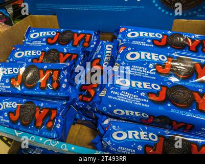 Oreo-Kekse mit Weihnachtsmotiv in einem 24-Stunden-Geschäft in New York am Mittwoch, 25. Oktober 2023 (© Richard B. Levine) Stockfoto