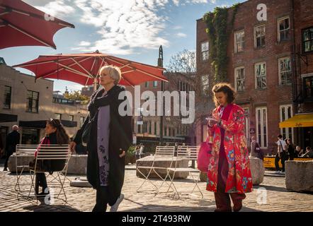 Aktivität in Gansevoort Plaza im Meatpacking District in New York am Dienstag, 24. Oktober 2023. (© Richard B. Levine) Stockfoto