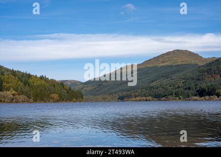 Eine wunderschöne Aussicht nach Norden zum oberen Ende von Loch Eck, im Loch Lomond und im Trossachs National Park, in den schottischen Highlands. Stockfoto