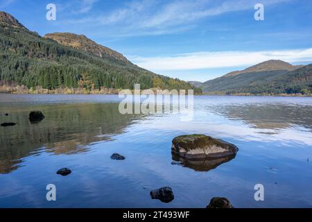 Eine wunderschöne Aussicht nach Norden zum oberen Ende von Loch Eck, im Loch Lomond und im Trossachs National Park, in den schottischen Highlands. Stockfoto