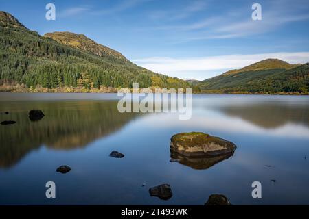 Eine wunderschöne Aussicht nach Norden zum oberen Ende von Loch Eck, im Loch Lomond und im Trossachs National Park, in den schottischen Highlands. Stockfoto