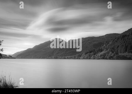 Ein Schwarzweiß-Blick auf Loch Eck im Loch Lomond und den Trossachs-Nationalpark in den schottischen Highlands Stockfoto