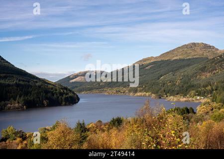 Eine wunderschöne Aussicht nach Norden zum oberen Ende von Loch Eck, im Loch Lomond und im Trossachs National Park, in den schottischen Highlands. Stockfoto