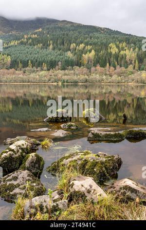 Wunderschöne herbstliche Reflexionen über Loch Lubnaig, Loch Lomond und den Trossachs-Nationalpark in den schottischen Highlands. Stockfoto