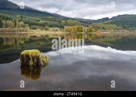 Wunderschöne herbstliche Reflexionen über Loch Lubnaig, Loch Lomond und den Trossachs-Nationalpark in den schottischen Highlands. Stockfoto