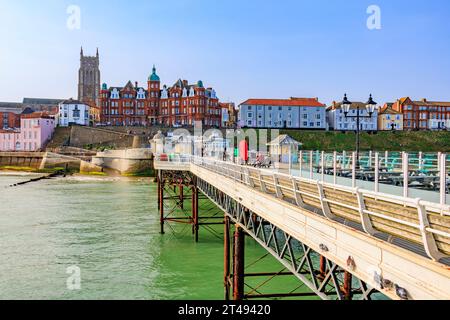 Eine Mischung aus farbenfroher Architektur an der Küste über dem Pier in Cromer, Norfolk, England, Großbritannien Stockfoto