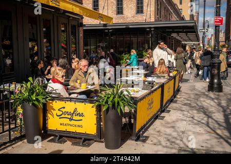 Essen im Freien im Serafina im Meatpacking District in New York am Sonntag, 22. Oktober 2023. (© Richard B. Levine) Stockfoto