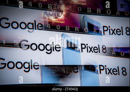 Werbung für das Google Pixel 8-Smartphone und die Google Watch am Times Square in New York am Mittwoch, 25. Oktober 2023. (© Richard B. Levine) Shop mit einem prims-Filter Stockfoto
