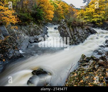 Die mächtigen Wasserfälle von Leny, die im Queen Elizabeth Forest Park in Loch Lomond und im Trossachs National Park in den Scottish Highlands zu finden sind. Stockfoto