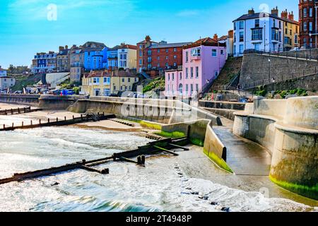 Eine Mischung aus farbenfroher Architektur an der Küste über dem Pier in Cromer, Norfolk, England, Großbritannien Stockfoto