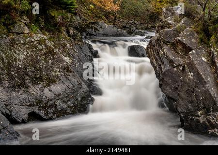 Die mächtigen Wasserfälle von Leny, die im Queen Elizabeth Forest Park in Loch Lomond und im Trossachs National Park in den Scottish Highlands zu finden sind. Stockfoto