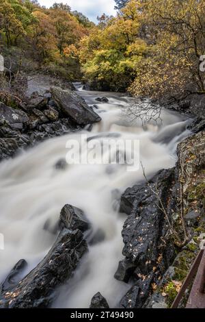 Die mächtigen Wasserfälle von Leny, die im Queen Elizabeth Forest Park in Loch Lomond und im Trossachs National Park in den Scottish Highlands zu finden sind. Stockfoto