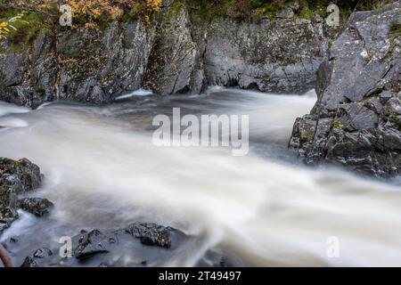 Die mächtigen Wasserfälle von Leny, die im Queen Elizabeth Forest Park in Loch Lomond und im Trossachs National Park in den Scottish Highlands zu finden sind. Stockfoto