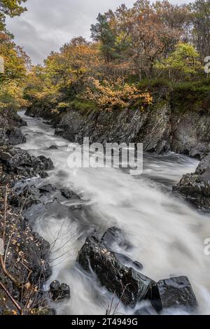 Die mächtigen Wasserfälle von Leny, die im Queen Elizabeth Forest Park in Loch Lomond und im Trossachs National Park in den Scottish Highlands zu finden sind. Stockfoto