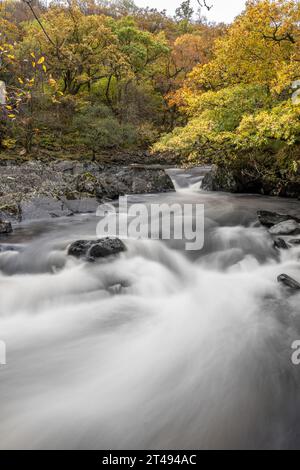 Die mächtigen Wasserfälle von Leny, die im Queen Elizabeth Forest Park in Loch Lomond und im Trossachs National Park in den Scottish Highlands zu finden sind. Stockfoto