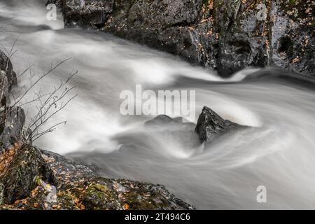 Die mächtigen Wasserfälle von Leny, die im Queen Elizabeth Forest Park in Loch Lomond und im Trossachs National Park in den Scottish Highlands zu finden sind. Stockfoto