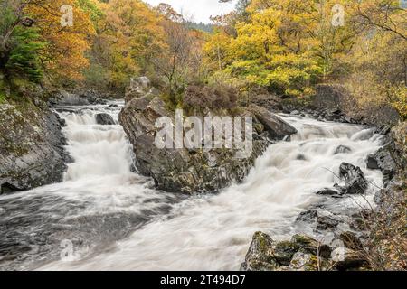 Die mächtigen Wasserfälle von Leny, die im Queen Elizabeth Forest Park in Loch Lomond und im Trossachs National Park in den Scottish Highlands zu finden sind. Stockfoto