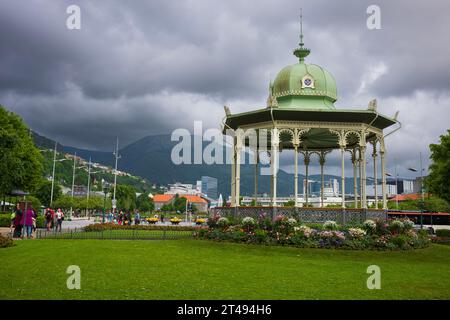 Bergen, Norwegen, 22. Juni 2023: Pedestrains spazieren an einem Nachmittag durch die Straßen von Julemark Byparken im Zentrum von Bergen. Die Gegend ist berühmt Stockfoto